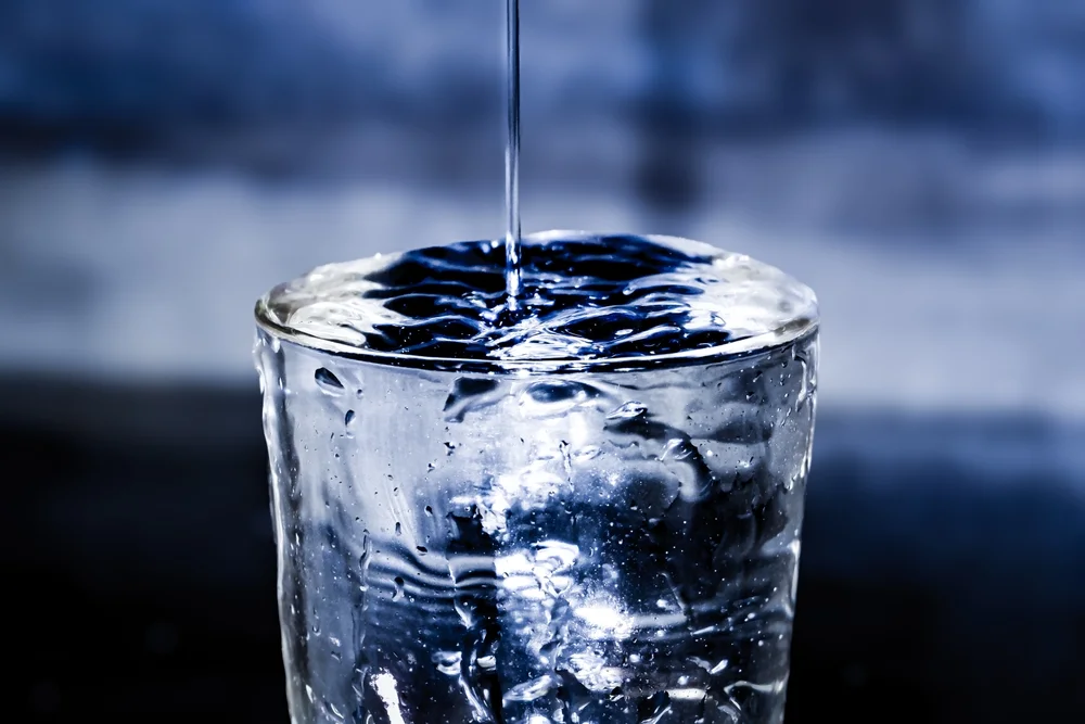  התסמין הנפוץ שאתם מתעלמים ממנו – ואולי זה בכלל בגלל שאתם לא שותים מספיק מים