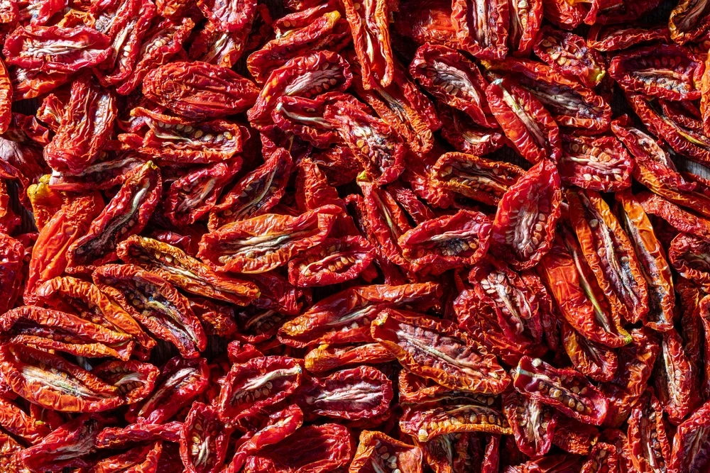 שימו לב: מה מסתתר בעגבניה המיובשת?