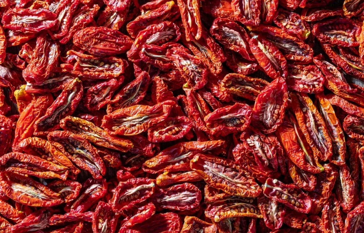 שימו לב: מה מסתתר בעגבניה המיובשת?