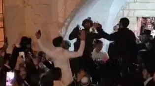 "עם ישראל חי": תיעוד מרגש מקבר יוסף - חיילים ובחורים חוגגים יחד