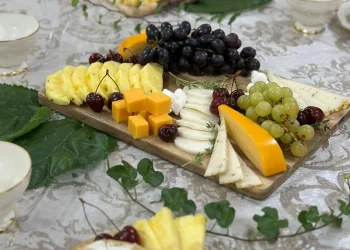 מהמפית ועד מגש הגבינות: 7 טיפים שיעיפו לכם את שולחן שבועות מהמפית ועד מגש הגבינות: 7 טיפים שיעיפו לכם את שולחן שבועות