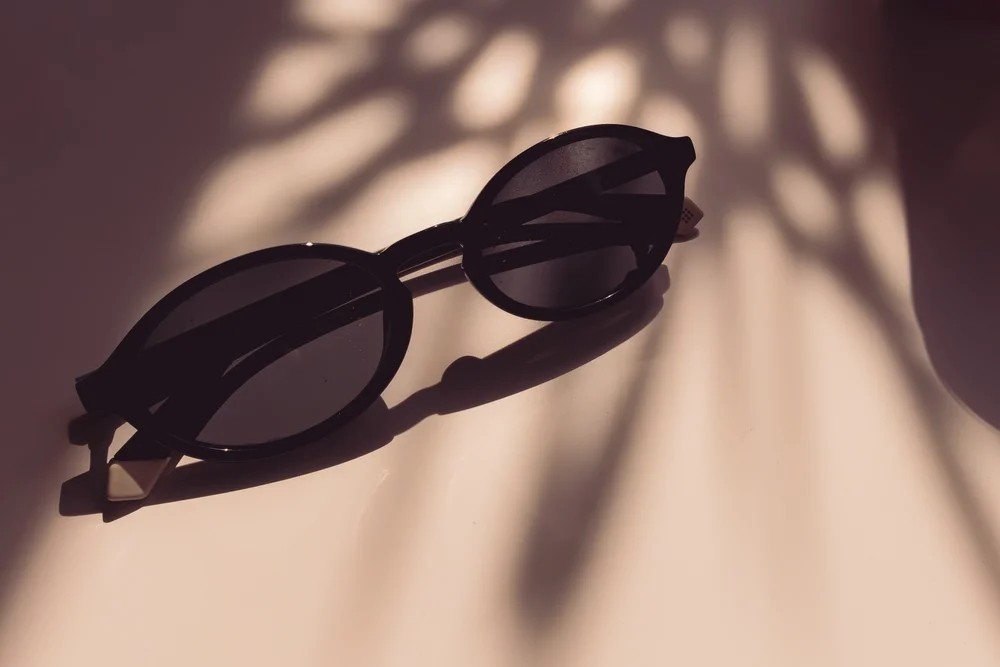 מרכיבים משקפי שמש גם כשאין שמש? כדאי שתעצרו רגע מרכיבים משקפי שמש גם כשאין שמש? כדאי שתעצרו רגע