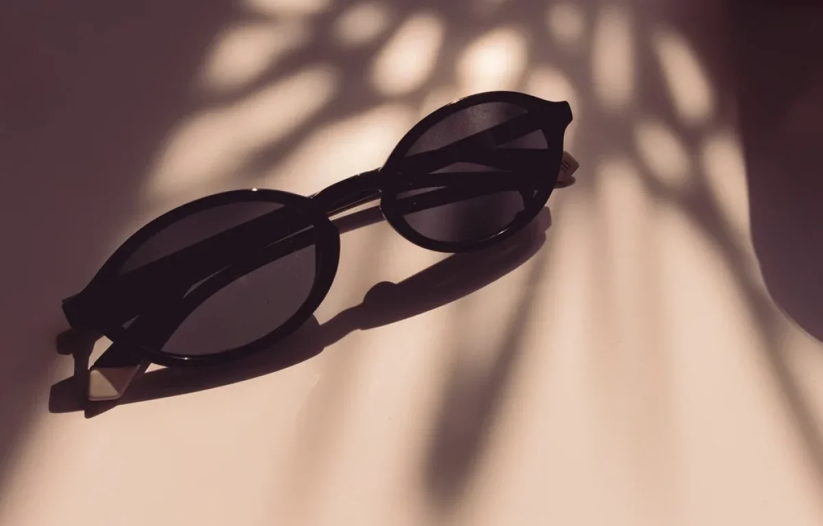 מרכיבים משקפי שמש גם כשאין שמש? כדאי שתעצרו רגע