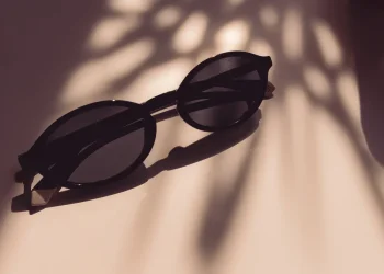 מרכיבים משקפי שמש גם כשאין שמש? כדאי שתעצרו רגע