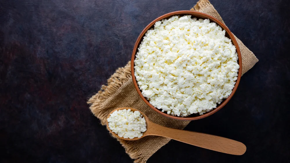  למה יותר ויותר תזונאים ממליצים על קוטג'? ולא, זה לא רק בגלל החלבון