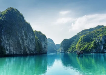 מפרץ הא לונג: הדרקון מן הים ומבט יהודי אל פלאי הבריאה מפרץ הא לונג: הדרקון מן הים ומבט יהודי אל פלאי הבריאה