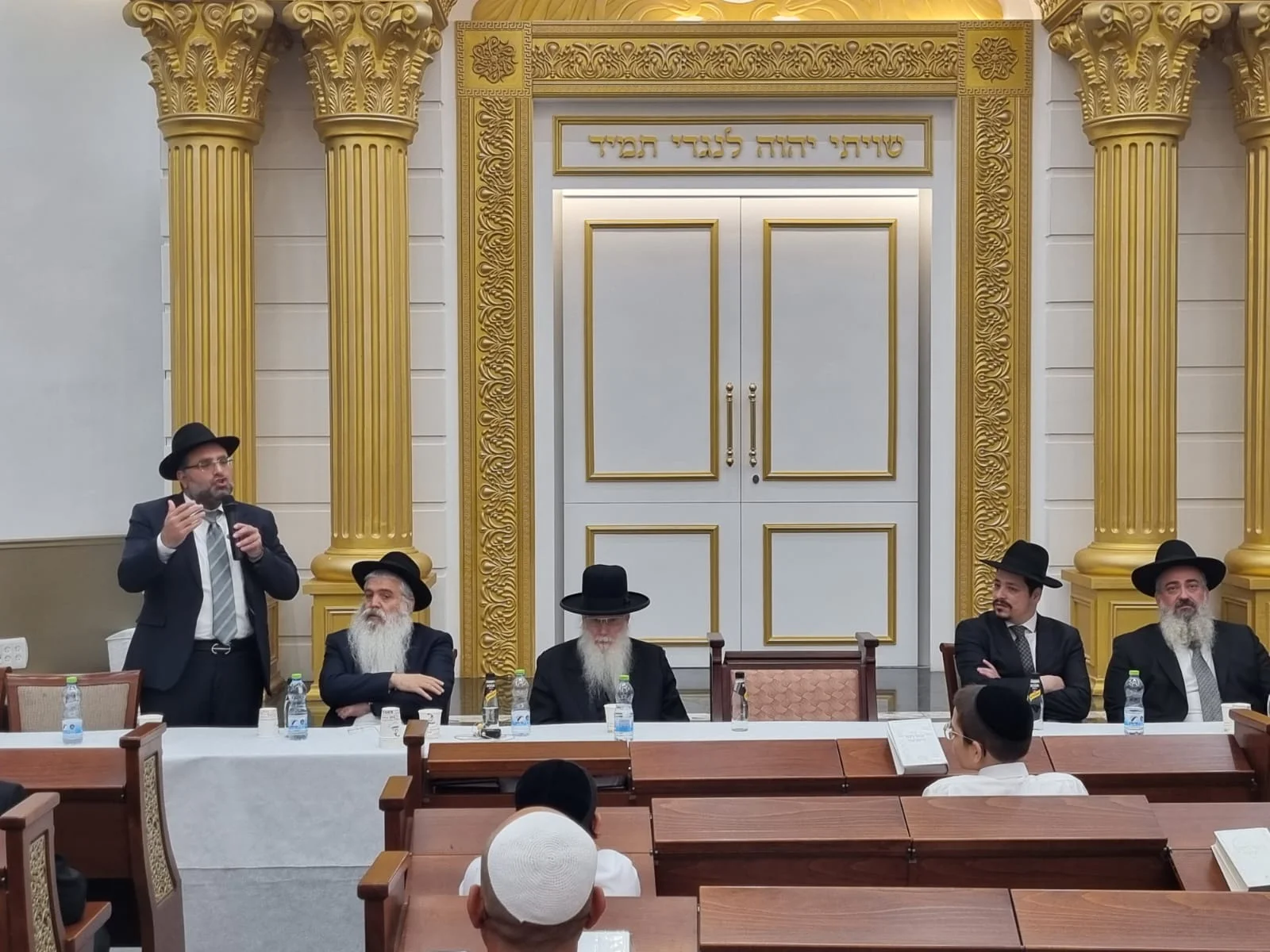 מנהיגות בצל גזֵרה: הרב שהציל את יהדות סוריה מנהיגות בצל גזֵרה: הרב שהציל את יהדות סוריה