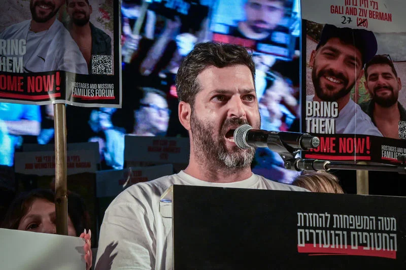 "אי אפשר לברוח מהצלילים – והלב קפוא": קריאות השבר מכיכר החטופים קורעות את הדממה