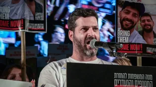 "אי אפשר לברוח מהצלילים - והלב קפוא": קריאות השבר מכיכר החטופים קורעות את הדממה