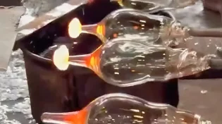 לא תאמינו איך מכינים את זה - כוסות הזכוכית שאתם שותים מהן מתחילות כאן