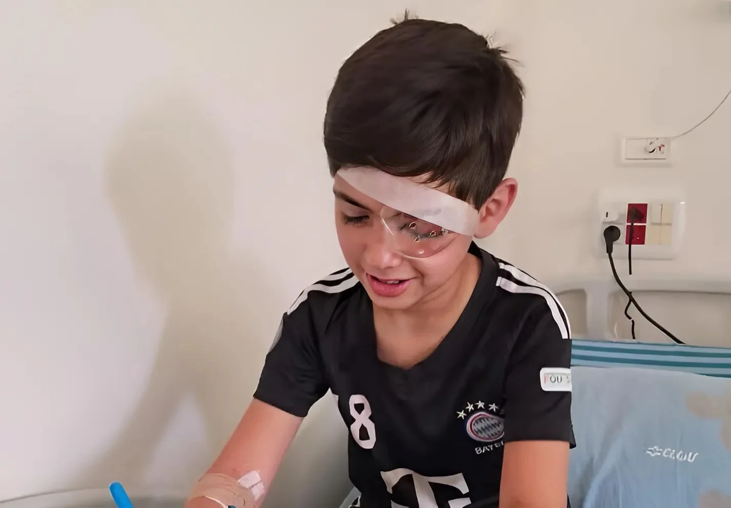 רק שיחק עם בקבוק על השביל – ונשאר בלי ראייה בעין רק שיחק עם בקבוק על השביל – ונשאר בלי ראייה בעין