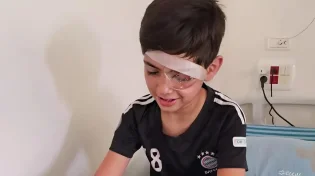 רק שיחק עם בקבוק על השביל - ונשאר בלי ראייה בעין