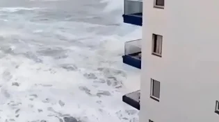הגלים הגיעו עד המרפסות - ואז זה קרה: רגע שאסור לפספס