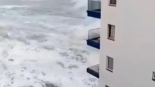 הגלים הגיעו עד המרפסות - ואז זה קרה: רגע שאסור לפספס