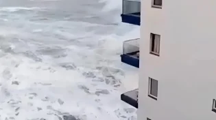 הגלים הגיעו עד המרפסות - ואז זה קרה: רגע שאסור לפספס