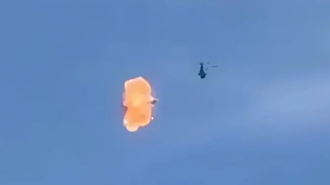 רגע הפגיעה שתועד מהקרקע: טיל אוקראיני מפיל מסוק רוסי בשידור חי