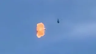 רגע הפגיעה שתועד מהקרקע: טיל אוקראיני מפיל מסוק רוסי בשידור חי