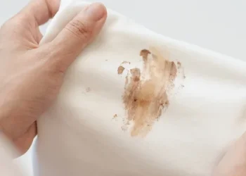 כך תצילו את הבגד הלבן מהכתם שכולם חושבים שלא יורד כך תצילו את הבגד הלבן מהכתם שכולם חושבים שלא יורד