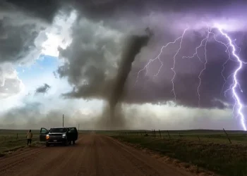 טורנדו, ברק וסערה &ndash; בתמונה אחת שמזכירה מי באמת שולט כאן