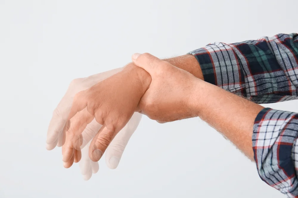 למה הגוף שלך רועד בלי סיבה? האמת המפתיעה על הקשר בין נפש לגוף