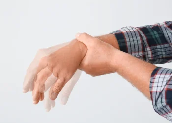 למה הגוף שלך רועד בלי סיבה? האמת המפתיעה על הקשר בין נפש לגוף