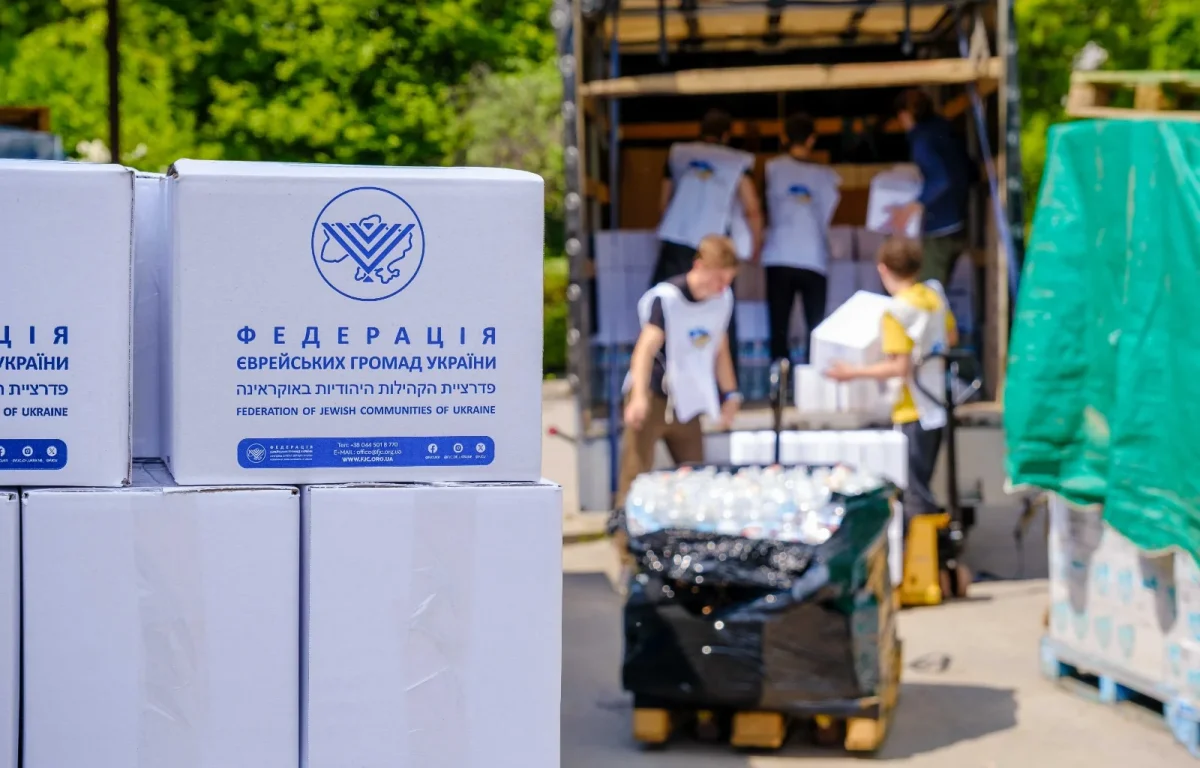 בצל מתקפת הקיץ הרוסית: יהודי אוקראינה מחלקים אלפי ערכות חג לילדים לקראת שבועות