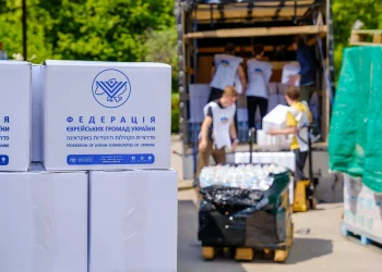 בצל מתקפת הקיץ הרוסית: יהודי אוקראינה מחלקים אלפי ערכות חג לילדים לקראת שבועות