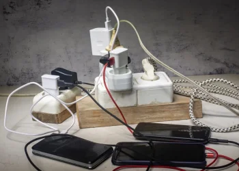 המטען נשאר בשקע? זה מה שאתם לא יודעים &ndash; וזה עלול לעלות ביוקר