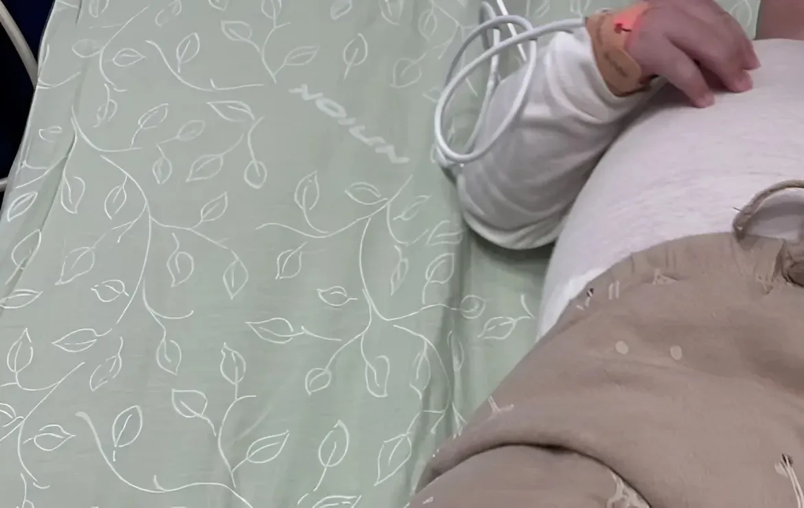 "התחיל לבכות בלי קול, ראיתי אותו מכחיל": רגעי האימה של משפחה במעלית קניון באשדוד "התחיל לבכות בלי קול, ראיתי אותו מכחיל": רגעי האימה של משפחה במעלית קניון באשדוד