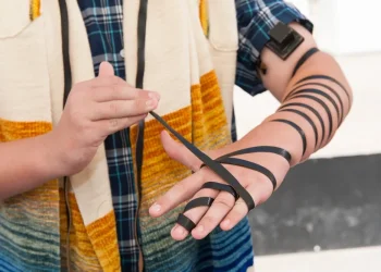 ברך בטעות 'להניח תפילין' על הטלית – האם צריך לחזור ולברך? ברך בטעות 'להניח תפילין' על הטלית – האם צריך לחזור ולברך?