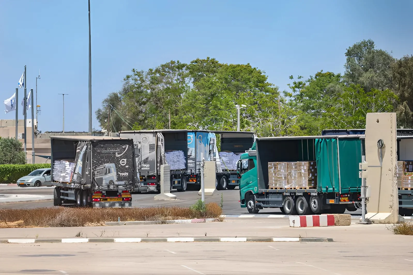 400 משאיות תקועות בעזה: מי עוצר את הסיוע – ומה האו"ם מסתיר?