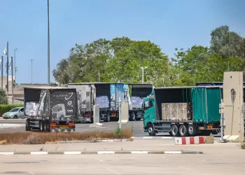 400 משאיות תקועות בעזה: מי עוצר את הסיוע &ndash; ומה האו"ם מסתיר?