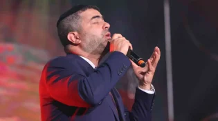 יחד עם אלפי בני הישיבות: אלי הרצליך - "בזכות התורה" - שירת המונים