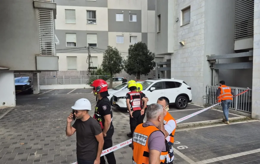 ללא נפגעים: בולען נפער בחניית בניין ברמת גן ללא נפגעים: בולען נפער בחניית בניין ברמת גן