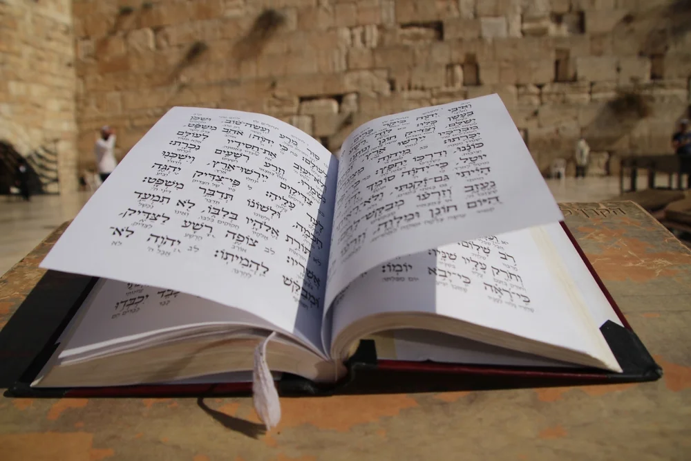 מזמור המנורה: סגולות, אור וישועה בפרק ס"ז בתהילים