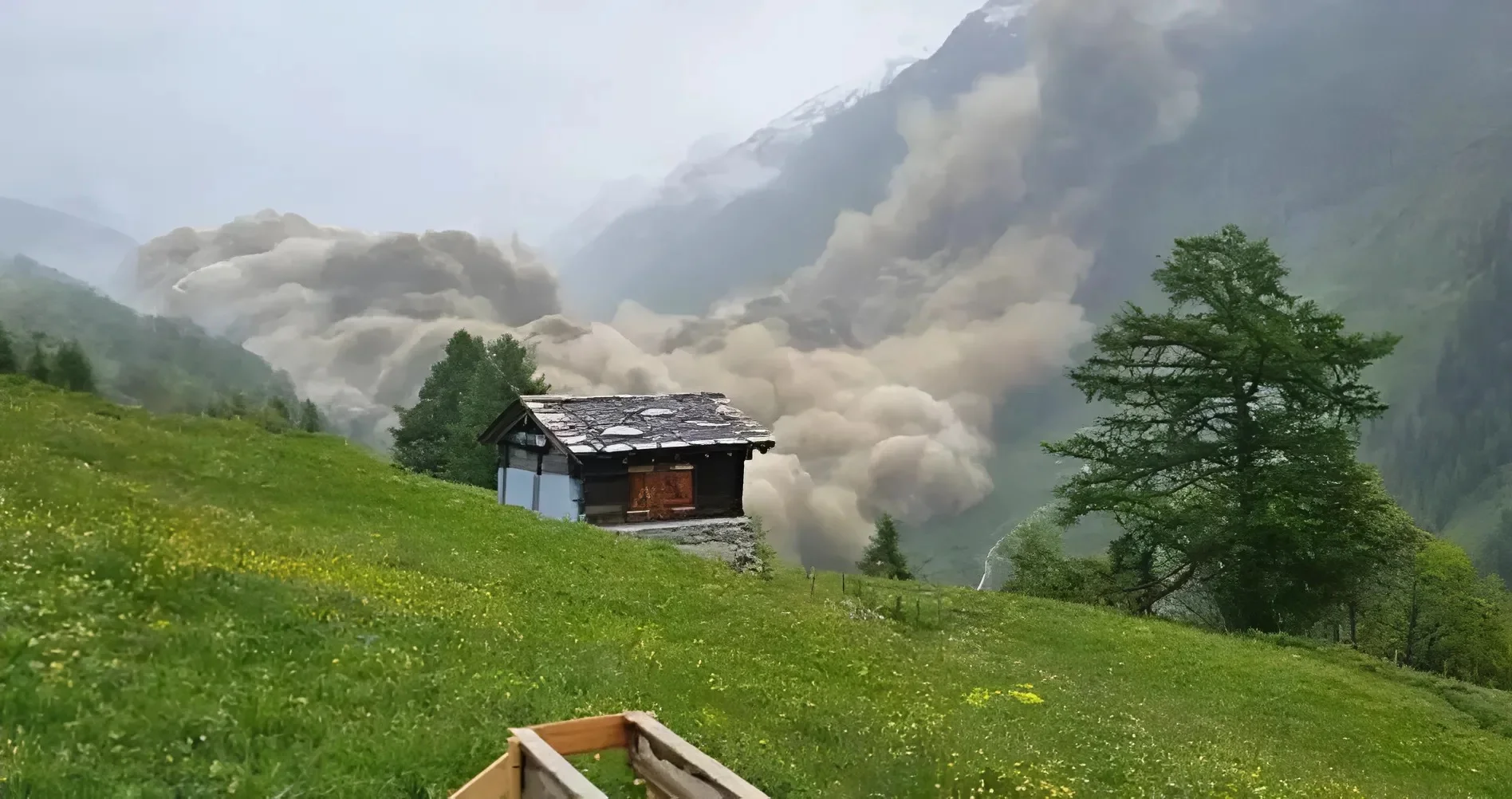  "ההר פשוט התמוטט מול העיניים שלנו": קרחון ענק קרס באלפים – כפר שלם נמחק