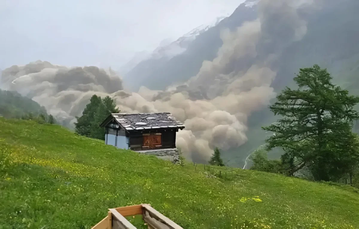 "ההר פשוט התמוטט מול העיניים שלנו": קרחון ענק קרס באלפים – כפר שלם נמחק "ההר פשוט התמוטט מול העיניים שלנו": קרחון ענק קרס באלפים – כפר שלם נמחק