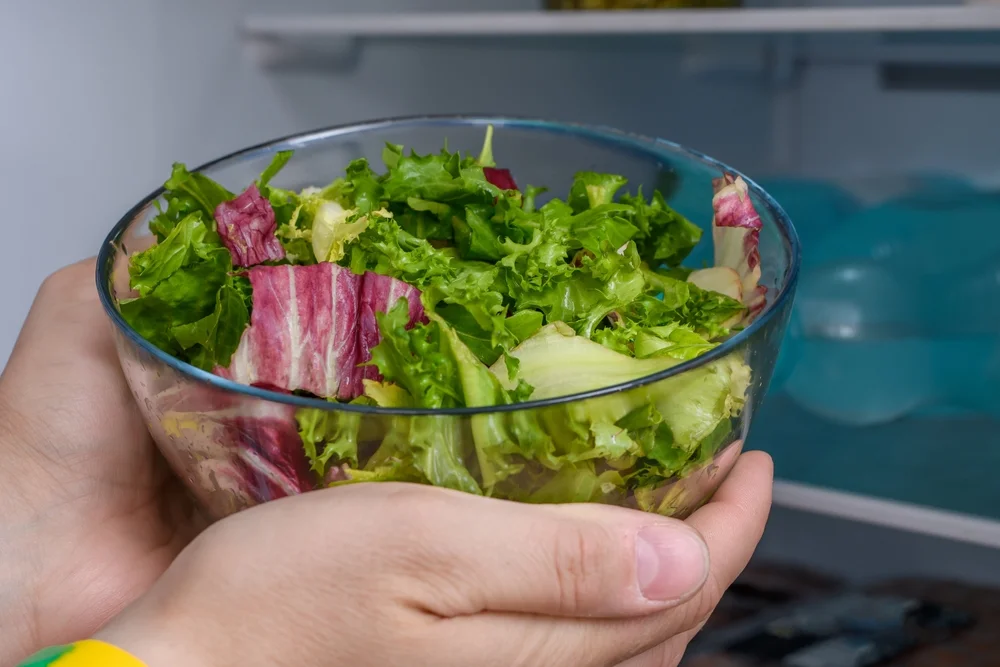  אל תתנו לשאריות להטעות אתכם: מה שאסור לעשות עם סלט שנשאר