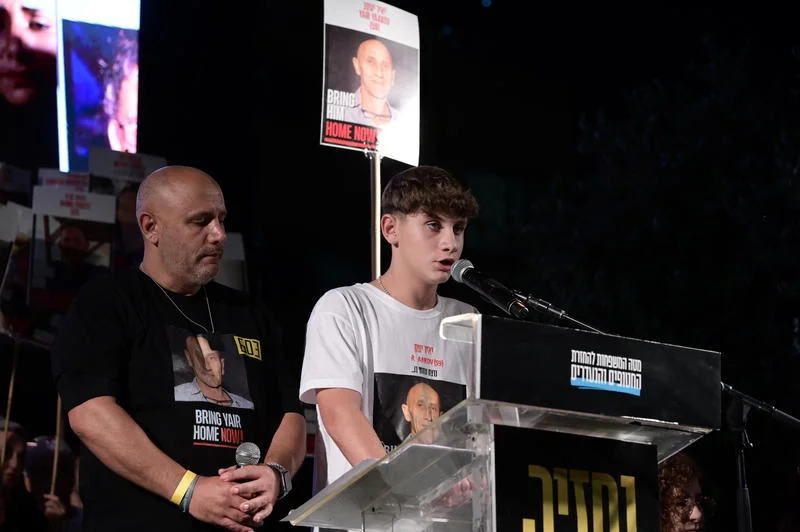 בלי החטופים אין תקומה: עצרת מחאה סוערת בלב תל אביב בלי החטופים אין תקומה: עצרת מחאה סוערת בלב תל אביב