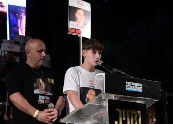 בלי החטופים אין תקומה: עצרת מחאה סוערת בלב תל אביב