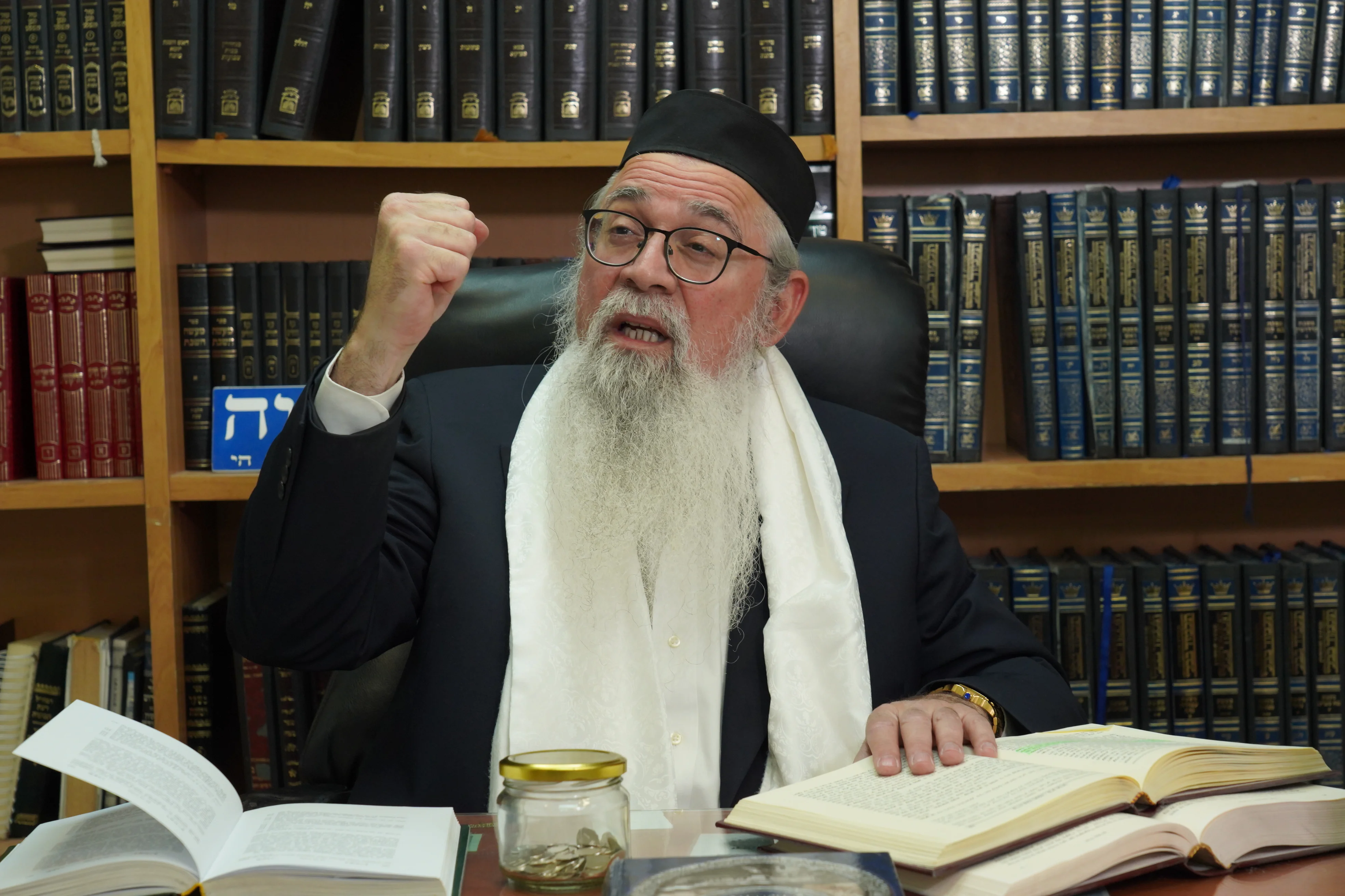 "מי שלא ישן בלילה הזה כלל – לא יארע לו שום נזק": המקובל הרב ביטון מגלה את הסוד של שבועות