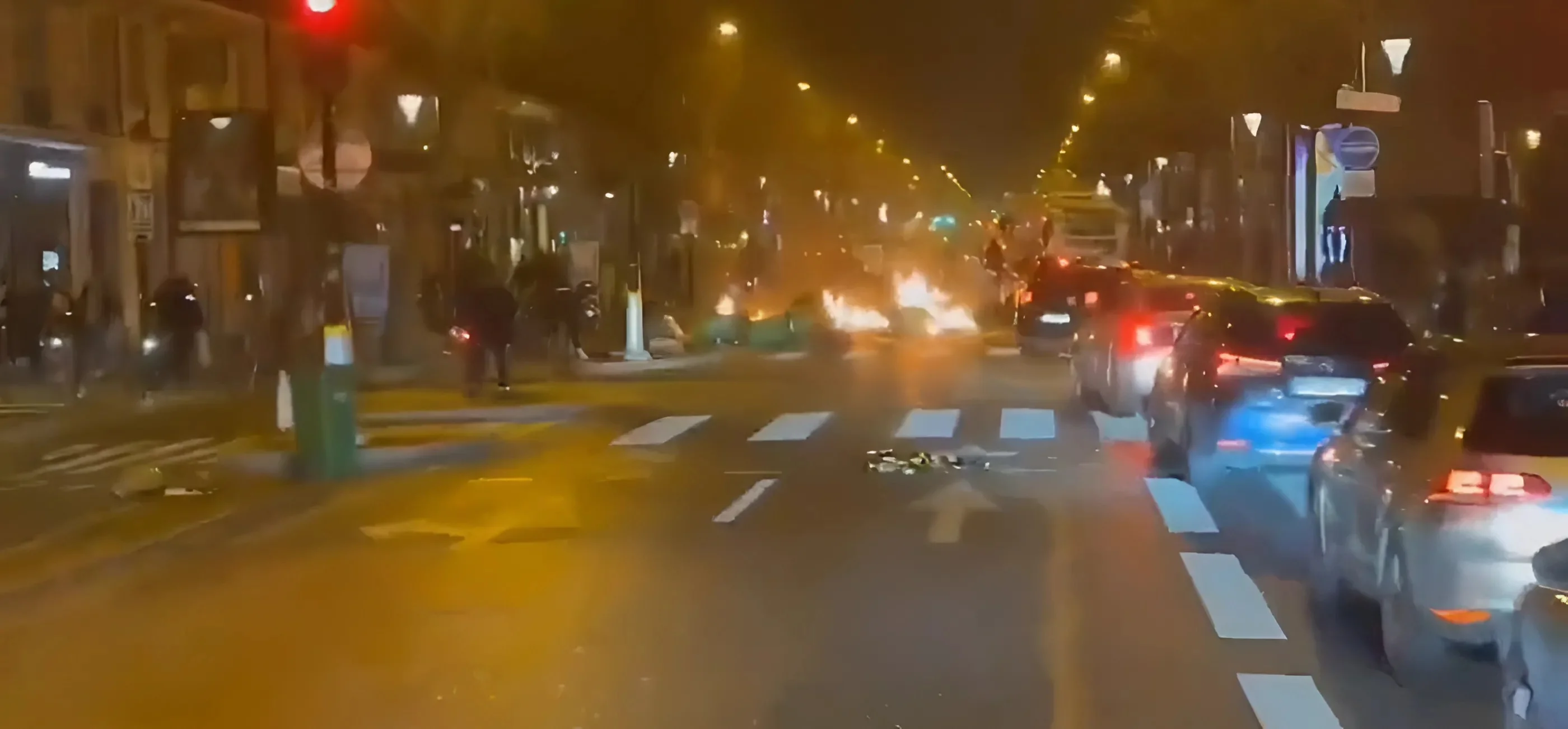 עשן, הצתות ומאות מתפרעים: חגיגות הניצחון בפריז יצאו משליטה