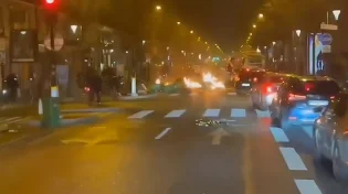 עשן, הצתות ומאות מתפרעים: חגיגות הניצחון בפריז יצאו משליטה