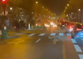 עשן, הצתות ומאות מתפרעים: חגיגות הניצחון בפריז יצאו משליטה