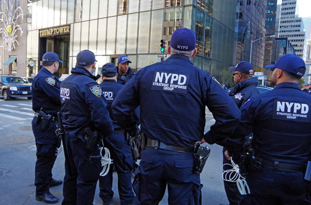 תקיפה אנטישמית בניו יורק: יהודי בן 72 הותקף בעת שתלה פליירים עם תמונות חטופים