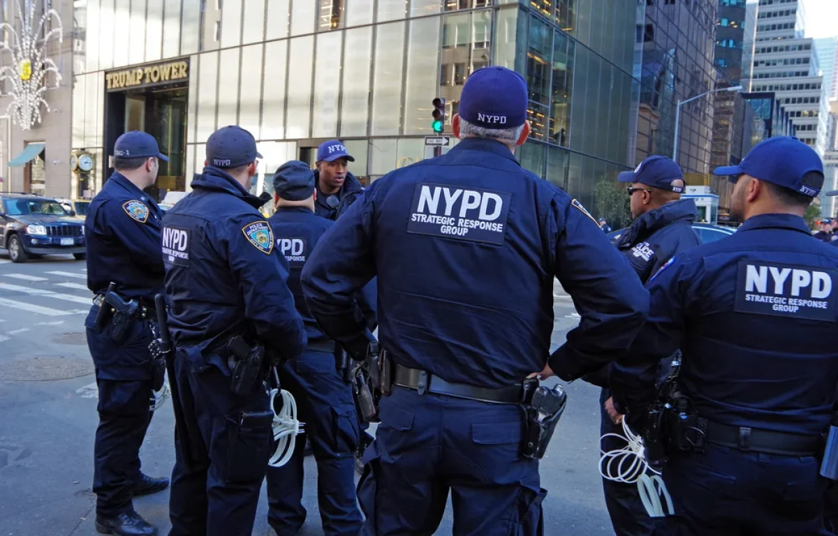 תקיפה אנטישמית בניו יורק: יהודי בן 72 הותקף בעת שתלה פליירים עם תמונות חטופים