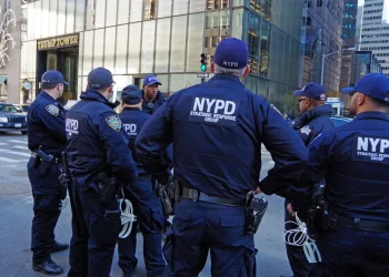 תקיפה אנטישמית בניו יורק: יהודי בן 72 הותקף בעת שתלה פליירים עם תמונות חטופים