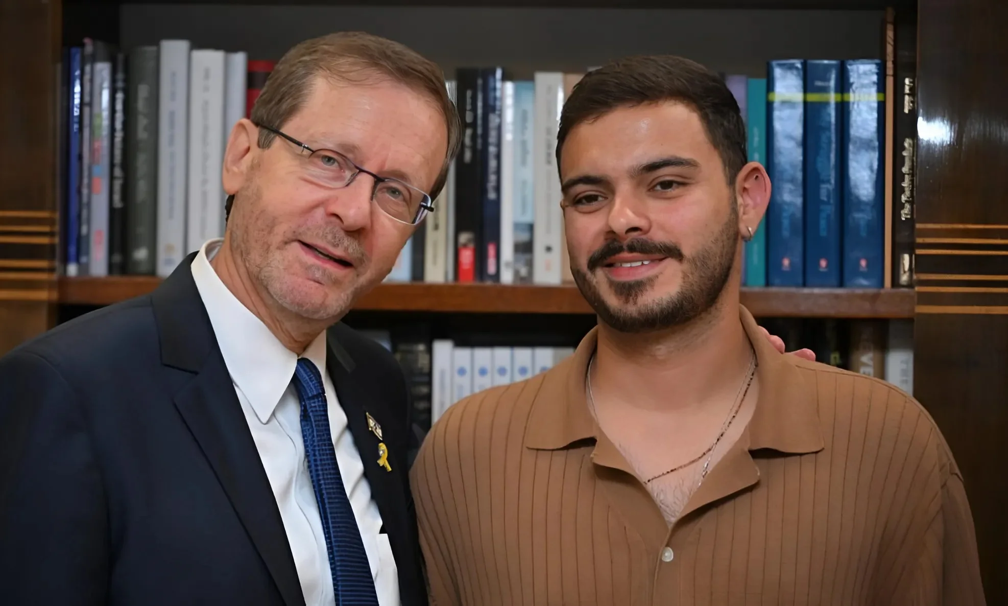 נשיא המדינה הרצוג נפגש עם שורד השבי עומר ונקרט: "חובתנו להחזיר את כולם הביתה" נשיא המדינה הרצוג נפגש עם שורד השבי עומר ונקרט: "חובתנו להחזיר את כולם הביתה"