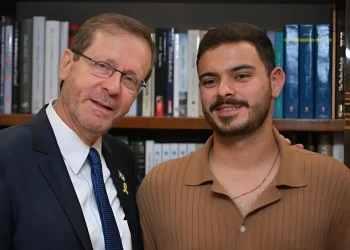 נשיא המדינה הרצוג נפגש עם שורד השבי עומר ונקרט: "חובתנו להחזיר את כולם הביתה"