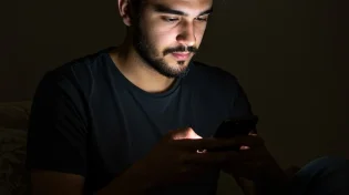 משתמשים בנייד לפני השינה?